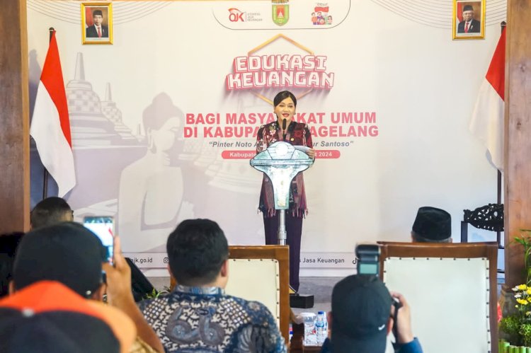 Friderica Widyasari Dewi Di Depan Peserta Edukasi Keuangan Bagi Masyarakat Umum Di Balkondes Ngargogondo, Borobudur, Magelang. Tribudi/RMOLJateng