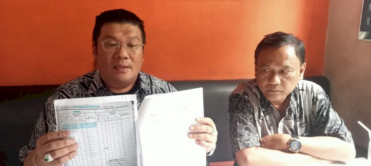 Kuasa Hukum Daniel Budi Setiawan, Sandy Christianto, Dan Rudhi Setiawan Saat Jumpa Pers Di Semarang, Senin (04/03). Dokumentasi/RMOLJateng