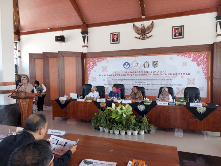 Kepala Dinas Pariwisata Demak saat memberikan sambutan FGD konsep awal penataan kawasan wisata budaya Segitiga Emas. Nungki/Dok.RMOLJateng