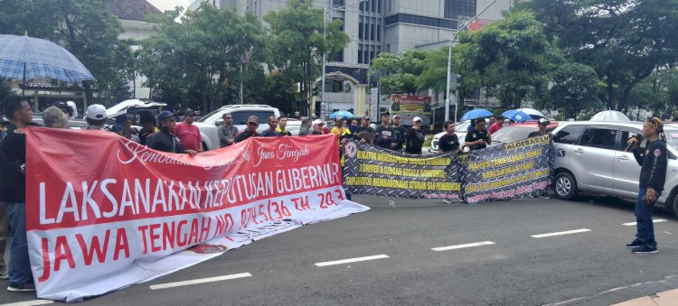Demo pengemudi online yang tergabung dalam Asosiasi Driver Online (ADO) Jawa Tengah kembali melakukan aksi unjuk rasa di depan kantor gubernur Jateng di jalan pahlawan Semarang, Selasa (5/3). Umar Dani/Dok.RMOLJateng