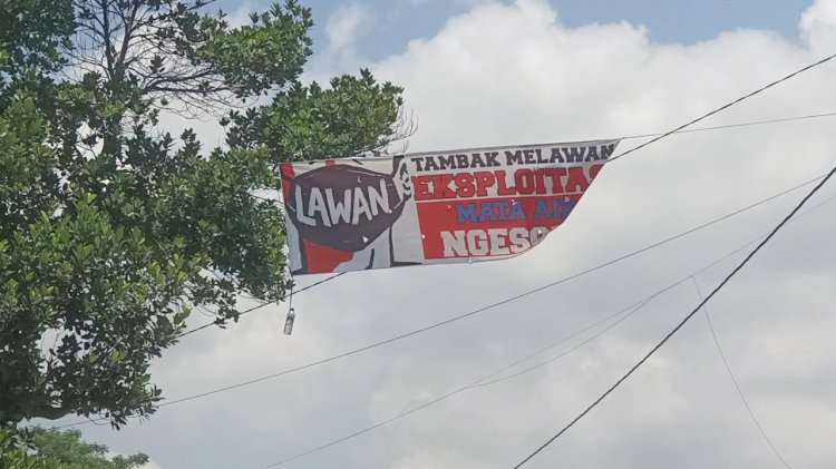 Warga memasang spanduk penolakan eksploitasi sumber mata air Ngesong Karangasem Wirosari Grobogan, Selasa (5/3) siang. Rubadi/Dok.RMOLJateng