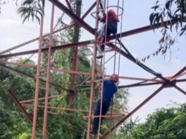 Seorang mahasiswi Unissula Semarang, Senin (4/3) sore nekat memanjat tower selular setinggi sekitar 100 meter di area kampus membuat heboh mahasiswa dan warga sekitar. Dicky Aditya/Dok.RMOLJateng