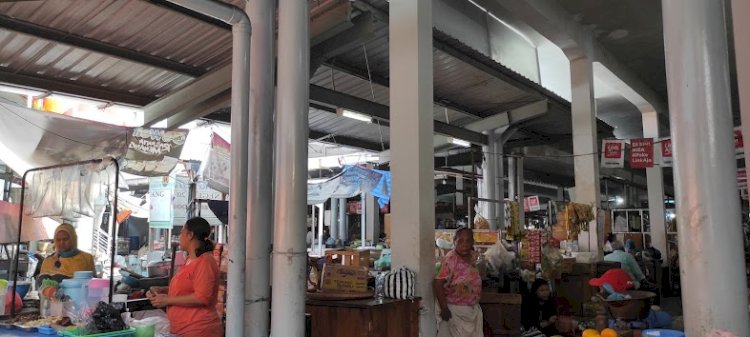 Masyarakat Berbelanja Kebutuhan Pokok Di Pasar Peterongan Cukup Ramai Usai Harga Beras Turun Saat Ini Menjadi Rp13 Ribu/Kilo, Rabu (06/03). Dicky A Wijaya/RMOLJateng