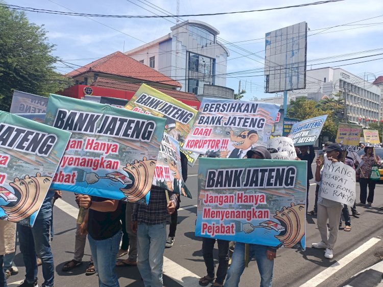 Ratusan Massa Yang Tergabung Dalam Aliansi Selamatkan Bank Jateng Menggelar Aksi Unjuk Rasa Di Kantor Bank Jateng Di Jalan Pemuda Semarang, Rabu (06/03) Siang. Umar Dani/RMOLJateng