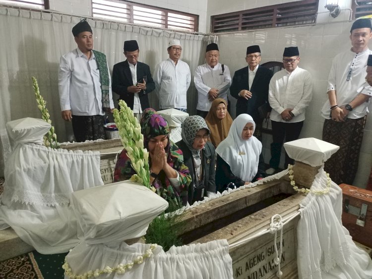 Wali Kota Semarang, Hevarita Gunaryanti Rahayu saat ziarah ke makam Ki Ageng Pandanaran di kawasan Mugas, Kota Semarang, Rabu (6/3). Umar Dani/Dok.RMOLJateng