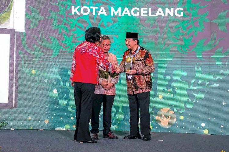 Wakil Wali Kota Magelang, saat menerima penghargaan Adipura dari Menteri LH. Istimewa