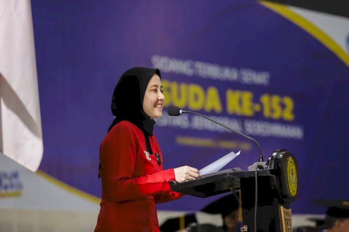Pratiwi Nugraheni memberikan motivasi pada wisudawan dan wisudawati Universitas Soedirman. Istimewa