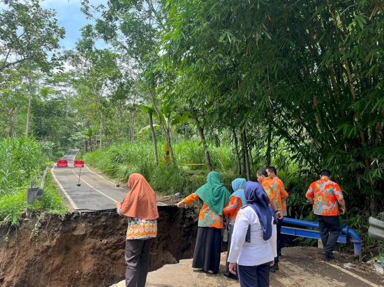 Sekda Kota Salatiga Wuri Pudjiastuti bersama sejumlah pihak terkait meninjau langsung lokasi jembatan putus di Ploso, Randuacir, Argomulyo, Salatiga, Rabu (6/3). Erna Yunus B/Dok.RMOLJateng