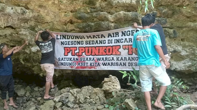 Warga Karangasem, menolak eksploitasi sumber mata air Ngesong, Rabu (6/3) siang. Rubadi/Dok.RMOLJateng
