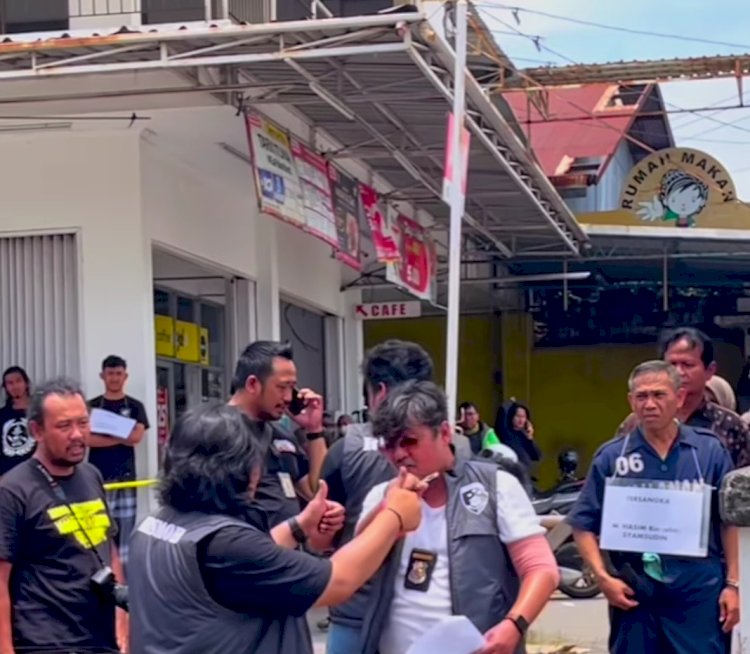 Tersangka MH (58) pelaku pembunuhan terhadap korban atasannya sendiri petugas keamanan Pos Keamanan Kawasan Industri Banjardowo, Genuk melakukan rekonstruksi. Dicky Aditya/Dok.RMOLJateng