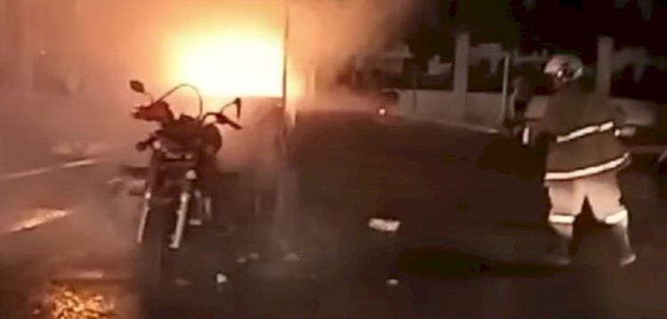 Saat Sedang Dikendarai Pemiliknya, Sebuah Sepeda Motor Roda Tiga Terbakar Sendiri Di Jalan Tumpang Raya, Petompon, Gajah Mungkur, Rabu (6/3) Malam. Dicky A Wijaya/RMOLJateng