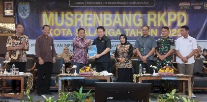 Pj Wali Kota Salatiga Yasip Khasani Saat Menyerahkan RKPD Kepada Ketua DPRD Dance Ishak Palit Di Tengah Musrenbang RKPD Kota Salatiga Tahun 2025 Di Laras Asri Resort And Spa, Salatiga, Kamis (07/03). Erna Yunus B/RMOJateng