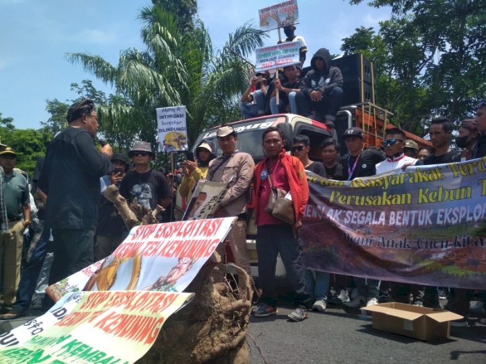 Aksi damai warga tuntut hentikan eksploitasi kebun teh Kemuning. Dian Tanti/Dok.RMOLJateng