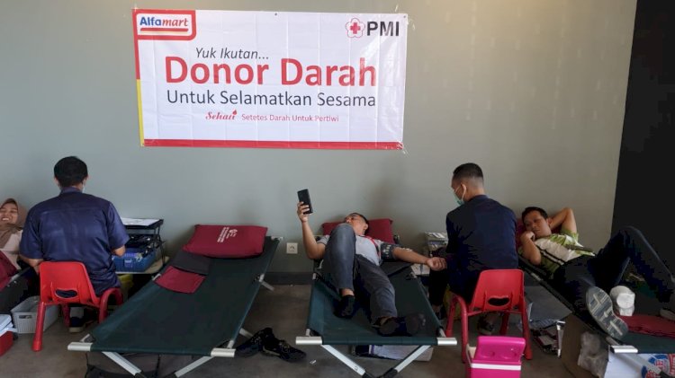 Karyawan minimarket begitu antusias mendonorkan darahnya. Istimewa