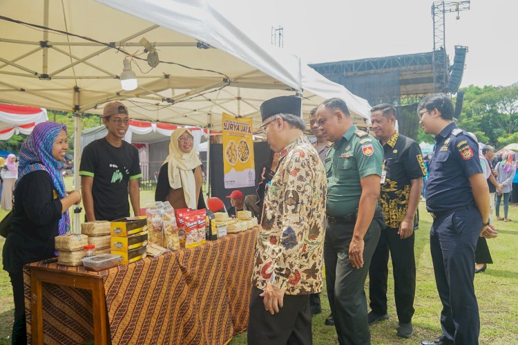 Sekretaris Daerah Pemerintah Kota Magelang Adi Waryanto Bersama Forkompimda Meninjau Stand Pameran Milik Pelaku UMKM Dan Ekraf. Tri Budi Hartoyo/RMOLJateng