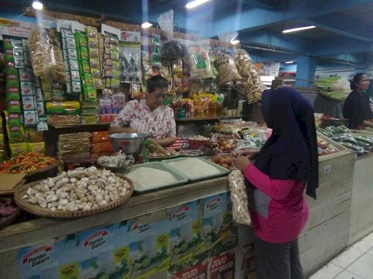Pedagang di Pasar Bulu menduga adanya beberapa kebutuhan pokok naik seminggu jelang Ramadhan diduga karena stok terlambat masuk dan mempengaruhi harga. Dicky Aditya/Dok.RMOLJateng