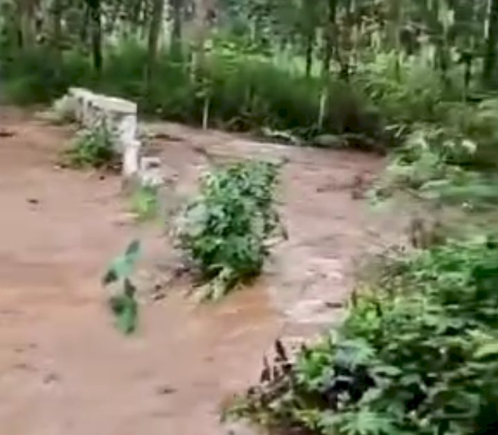 Air di Jembatan penghubung Randuacir-Pamot di Salatiga saat ini, meluap, Kamis (7/3). Erna Yunus B/Dok.RMOLJateng