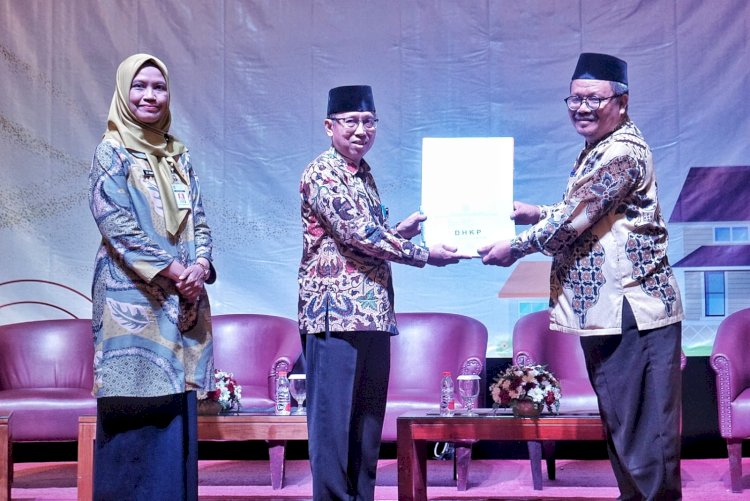 Sekda Adi Waryanto secara simbolis menyerahkan SPPT PBB 2024 dalam sosialisasi optimalisasi PAD Kabupaten Magelang. Tri Budi H/Dok.RMOLJateng
