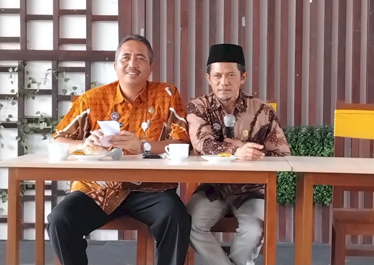 Kepala Kantor Kemenag Kabupaten Magelang, Muhammad Miftah dan Kaur Haji-Umroh Khamim Setiawan. Tri Budi H/Dok.RMOLJateng