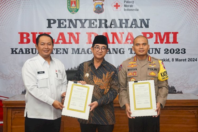 Pj Bupati Magelang Sepyo Achanto Dan Kapolresta Kombes Pol Mustofa Saat Menyerahkan Hasil Bulan Dana PMI 2023. Tri Budi H/RMOLJateng