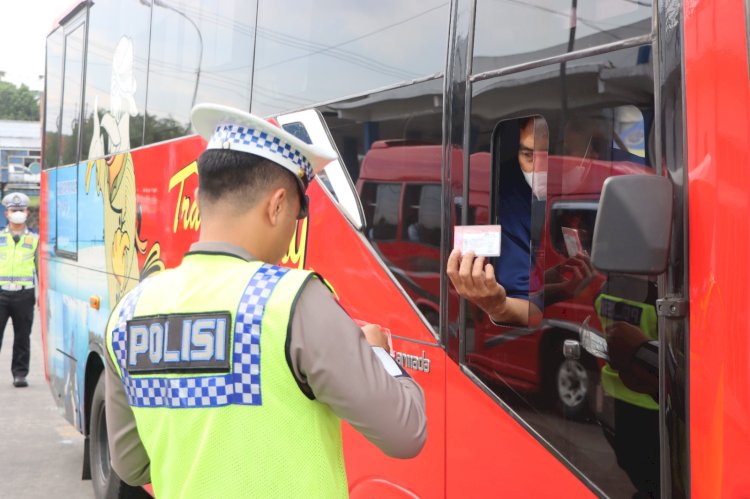 Angkutan Umum Minibus Dalam Kota, Bus AKDP (Antar Kota Dalam Provinsi), Maupun AKAP (Antar Kota Antar Provinsi) Diperiksa Kelengkapan Surat Dan Kondisi Fisik Kendaraan Oleh Sat Lantas Polres Semarang, Jumat (08/03). Erna Yunus B/RMOLJateng