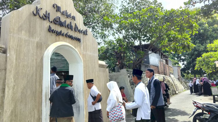 Serombongan Jamaah Memasuki Kompleks Makam Kyai Sholeh Darat Di Kompleks Pemakaman Umum Bergota Semarang Untuk Berziarah Dan Doa Arwah Jamak Di Bulan Ruwah (Syakban) Menjelang Ramadhan. Dokumentasi Soetjipto/RMOLJateng