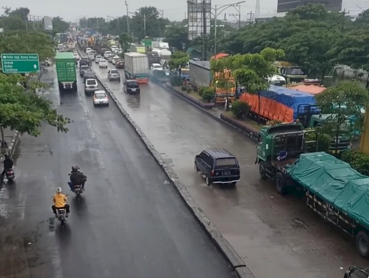 Arus lalu lintas di Jalan Pantura Kaligawe, akhir pekan Sabtu (9/3) ini padat dan menyebabkan kemacetan mulai wilayah Genuk sampai sekitar RSI Sultan Agung. Dicky Aditya/Dok.RMOLJateng