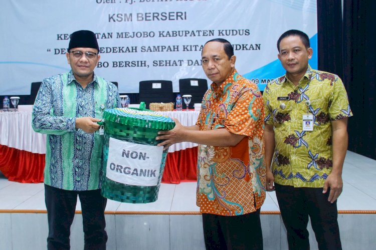 Pj Bupati Kudus Hasan Chabibie (Kiri) Secara Simbolis Menyerahkan Keranjang Sampah Menandai Peluncuran Program Sedekah Sampah. Arif Edy Purnomo/RMOLJateng