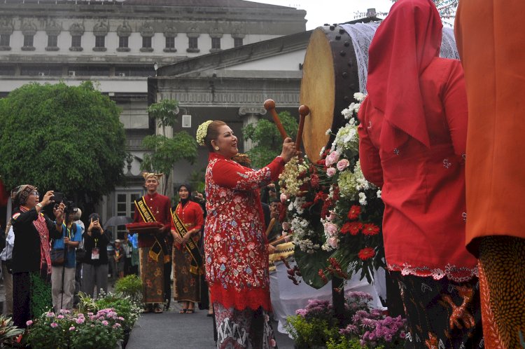 Hevearita Gunaryanti Rahayu, Menabuh Bedug Mresmikan Kirab Dugderan Di Halaman Balaikota Semarang, Jalan Pemuda, Kota Semarang, Sabtu (09/03). Wahyu Sulistiyawan/RMOLJateng