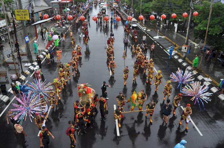 Hujan Mengguyur Kota Semarang Saat Pelaksanaan Kirab Dugderan, Sabtu (09/03). Wahyu Sulistiyawan/RMOLJateng
