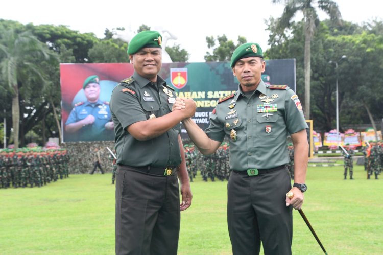 Tongkat Komando Panglima Kodam IV/Diponegoro Diserah Terimakan Dari Mayjen TNI Tandyo Budi R. Kepada Mayjen TNI Deddy Suryadi, Dalam Sebuah Apel Penyerahan Di Lapangan Makodam, Sabtu (09/03). Umar Dani/RMOLJateng