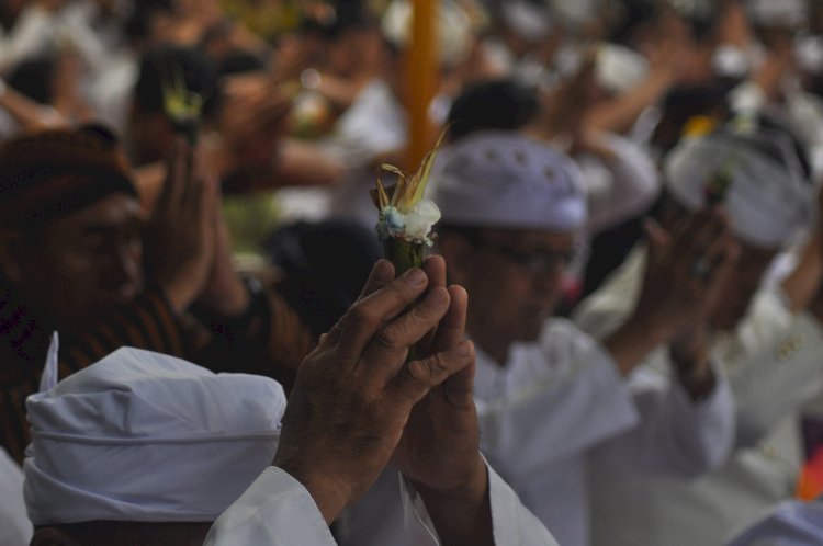 Sejumlah Umat Hindu Menjalankan Rangkaian Prosesi Upacara Tawur Agung Kesanga Di Pura Agung Giri Natha, Jalan Sumbing, Kota Semarang, Minggu (10/03). Wahyu Sulistiyawan/RMOLJateng