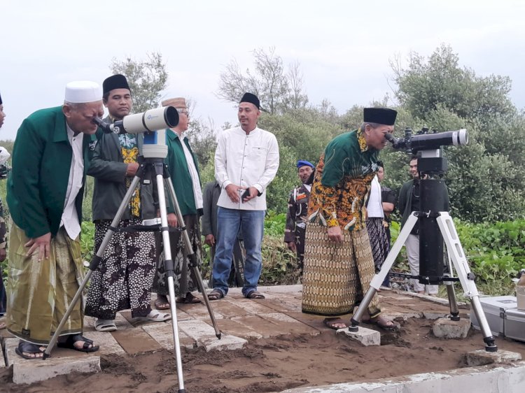 Ketua PCNU Demak bersama Rois Syuriah meneropong hilal didampingi Kabag Kesra Demak dan Ketua Tim Rukyatul Hilal. Nungki/Dok.RMOLJateng