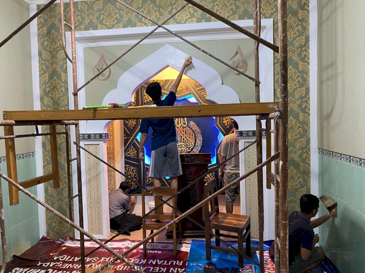 Narapidana Rutan Salatiga Saat Membersihkan Masjid Dan Lingkungan Rutan, Senin (11/03). Erna Yunus B/RMOLJateng 