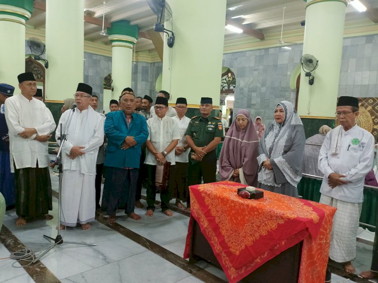 Wali Kota Semarang secara simbolis menekan tombol sirine di serambi masjid Agung Semarang (MAS) kota Semarang sebagai pertanda dimulainya sholat taraweh selama bulan ramadhan 1445 H . Umar Dani/Dok.RMOLJateng