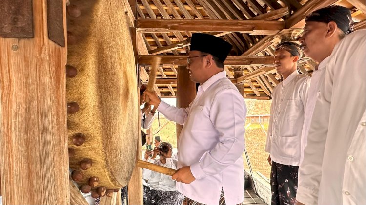 Pj Bupati Kudus Hasan Chabibie menabuh bedug di Menara Masjid Kudus menandai pelaksanaan Puasa Ramadan. Arif Edy Purnomo/Dok.RMOLJateng