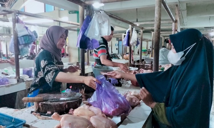 Kondisi di Pasar Batang, Selasa (12/3). Seorang ibu tengah membeli ayam potong yang harganya melambung tinggi. Bakti Buwono/Dok.RMOLJateng