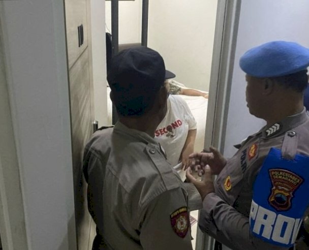 Petugas Mengamankan Sepasang Mahasiswa Yang Sedang Berduaan Di Dalam Kamar Sebuah Tempat Jasa Penginapan Di Semarang Timur Dalam Operasi Pekat Bulan Ramadhan, Rabu (13/03). Dicky A Wijaya/RMOLJateng