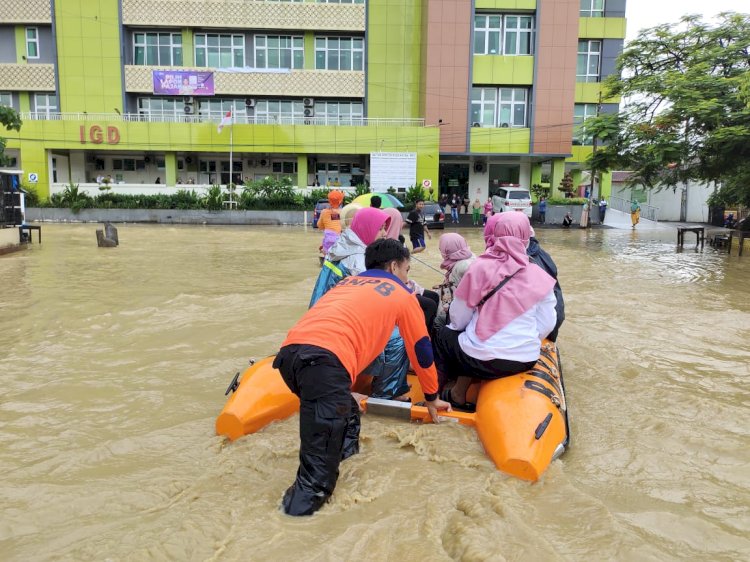 Petugas BPBD Pati mengerahkan perahu karet untuk mengevakuasi warga Kayen yang kebanjiran. Arif Edy Purnomo/Dok.RMOLJateng