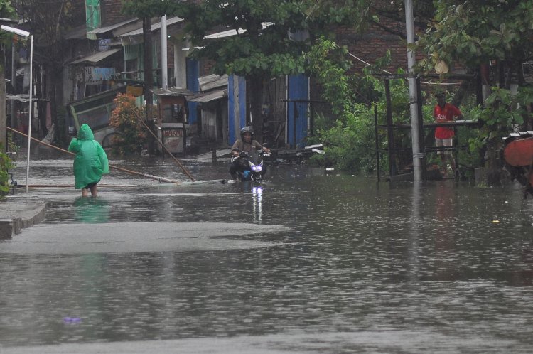 Hujan Lebat Yang Terus Menerus Mengguyur Kota Semarang Sejak Beberapa Hari Terakhir Membuat Jalan Protokol Di Ini Tergenang Banjir Setinggi 30-50 Sentimeter, Foto Diambil Pada Rabu (13/03). Wahyu Sulistiyawan/RMOLJateng