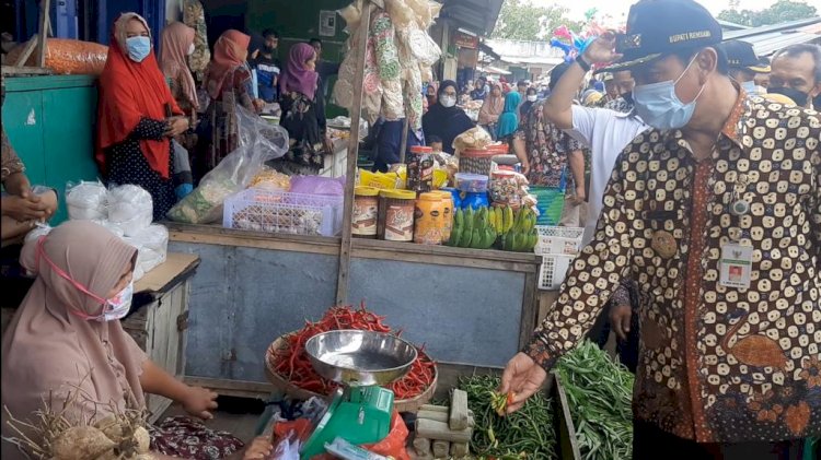 Bupati Abdul Hafidz Saat Memantau Ketersediaan Stok Dan Harga Di Salah Satu Pasar Di Kabupaten Rembang. Dokumentasi/RMOLJateng