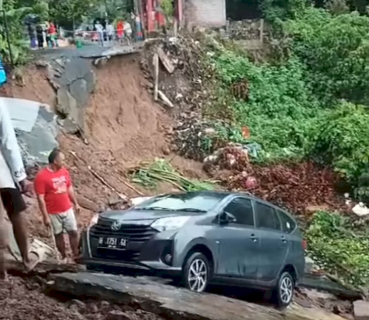 Mobil milik salah satu warga Perumahan Bukit Melati Raya RT 4/RW 21, Sendangmulyo amblas terbawa longsor yang terjadi, Kamis (14/3) dini hari. Dicky Aditya/Dok.RMOLJateng 
