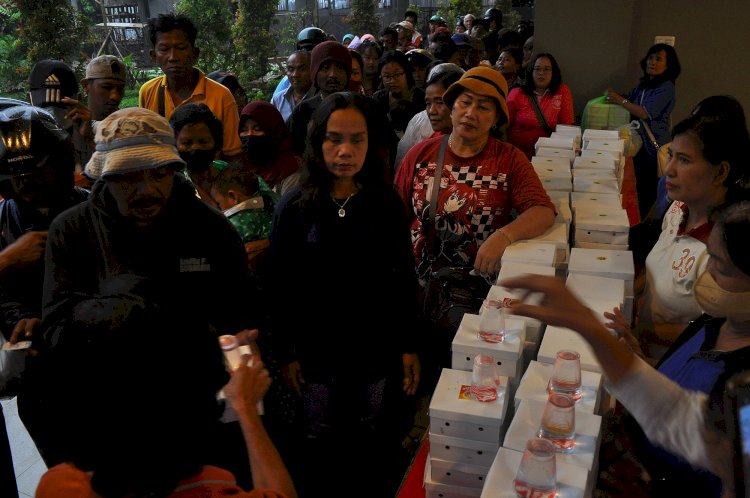 Sejumlah pengurus Gereja Katolik Santa Theresia membagikan makanan kepada warga pada acara Piring Kasih Ramadan di Jalan Puspowarno, Kota Semarang, Kamis (14/03). Wahyu Sulistiyawan/RMOLJateng