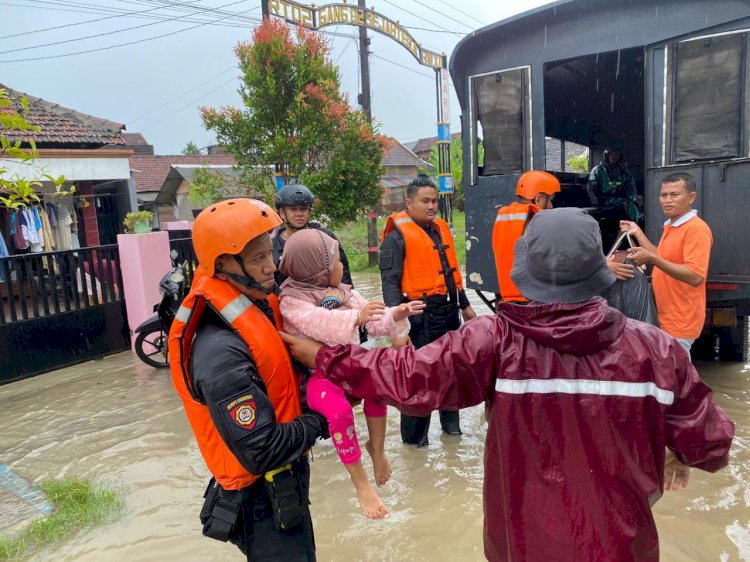 Aparat Samapta Polres Kudus serta petugas BPBD bahu membahu mengevakuasi warga terdampak banjir. Arif Edy Purnomo/Dok.RMOLJateng