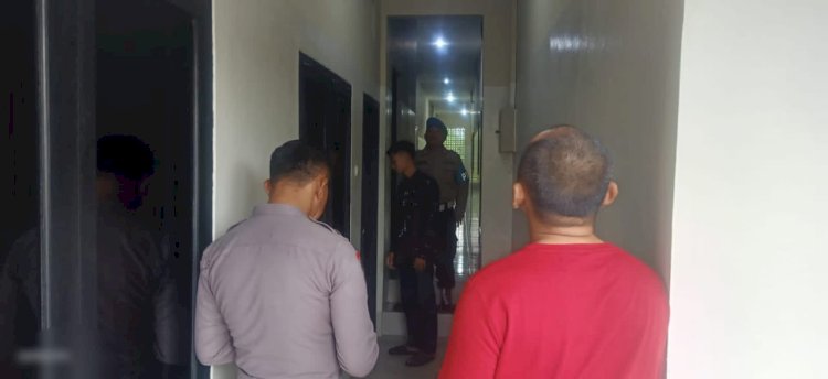 Petugas saat melakukan razia di hotel mendapati pasangan tak resmi dalam satu kamar hotel. Rubadi/Dok.RMOLJateng