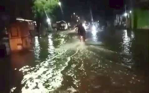 Kondisi Jalan Raya Purwodadi Blora area Getasrejo dipenuhi luapan air, Kamis (14/3) malam. Rubadi/Dok.RMOLJateng