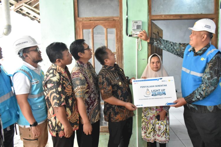 Pemasangan Listrik Gratis Di Kota Salatiga Oleh General Manager PT PLN UID Jateng Dan DIY, Muhammad Soffin Hadi, Dan Pj Wali Kota Salatiga Yasip Khasani, Jumat (15/03). Erna Yunus B/RMOLJateng  