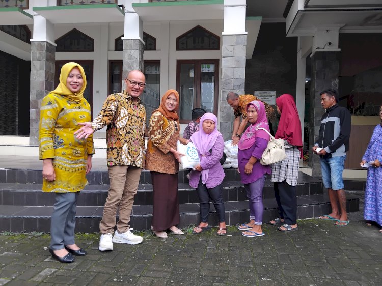 Direksi Bank Bapas 69 Tengah Menyerahkan Bantuan Beras Ke Warga Sekitar Kantor Pusat, Jumat (15/03). Tri Budi Hartoyo/RMOLJateng