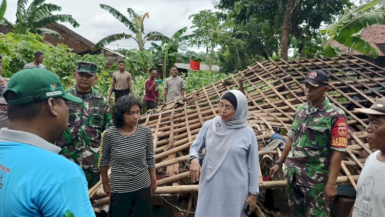 Pj Bupati Batang Lani Dwi Rejeki bersama Forkompinda pun mengecek langsung lokasi bencana, Jumat (15/3). Bakti Buwono/Dok.RMOLJateng