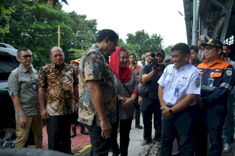 Wali Kota Semarang Mendampingi Pj Gubernur Jawa Tengah Memonitor Banjir Di Sejumlah Titik di Kota Semarang Yang Mulai Surut. Walikota, Mbak Ita, Minta Semua Pihak Tetap Siaga, Jumat (15/03). Jayanto Arus Adi/RMOLJateng